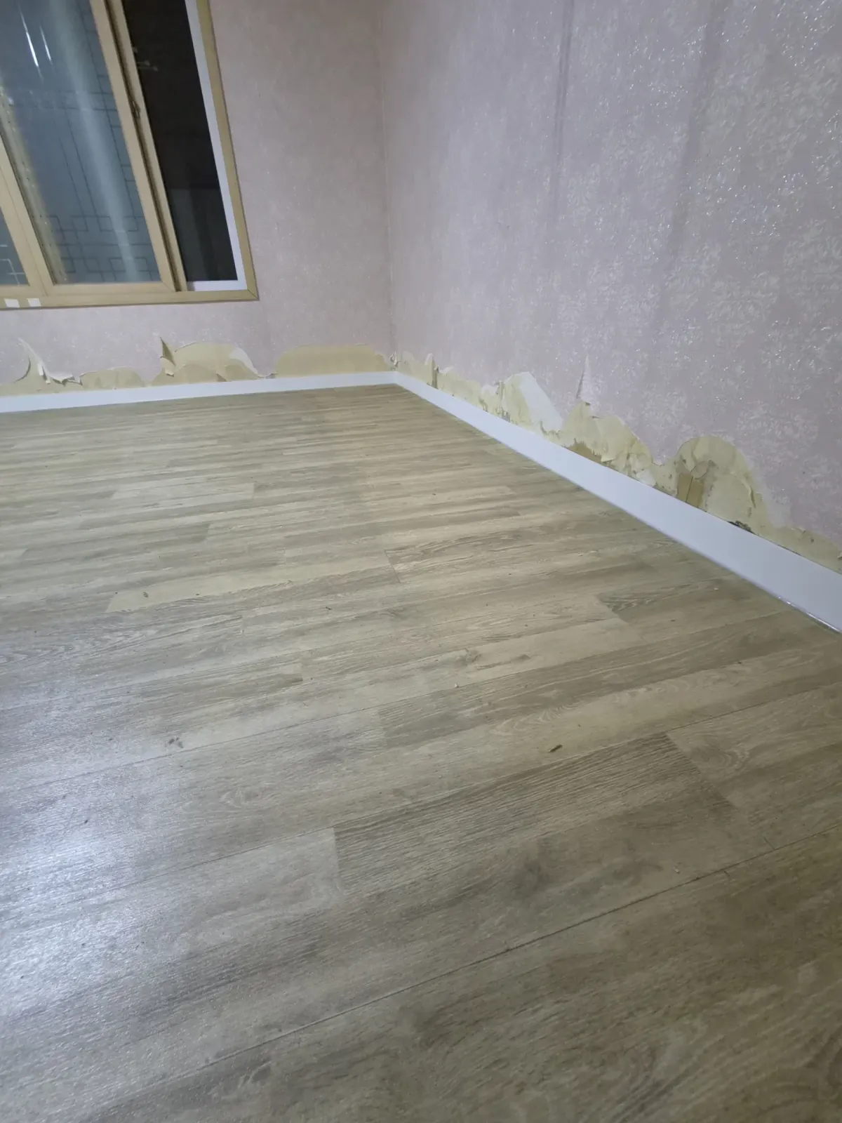 경기 구리시 새 걸레받이 부착 후 실리콘 마감 처리 완료 모습