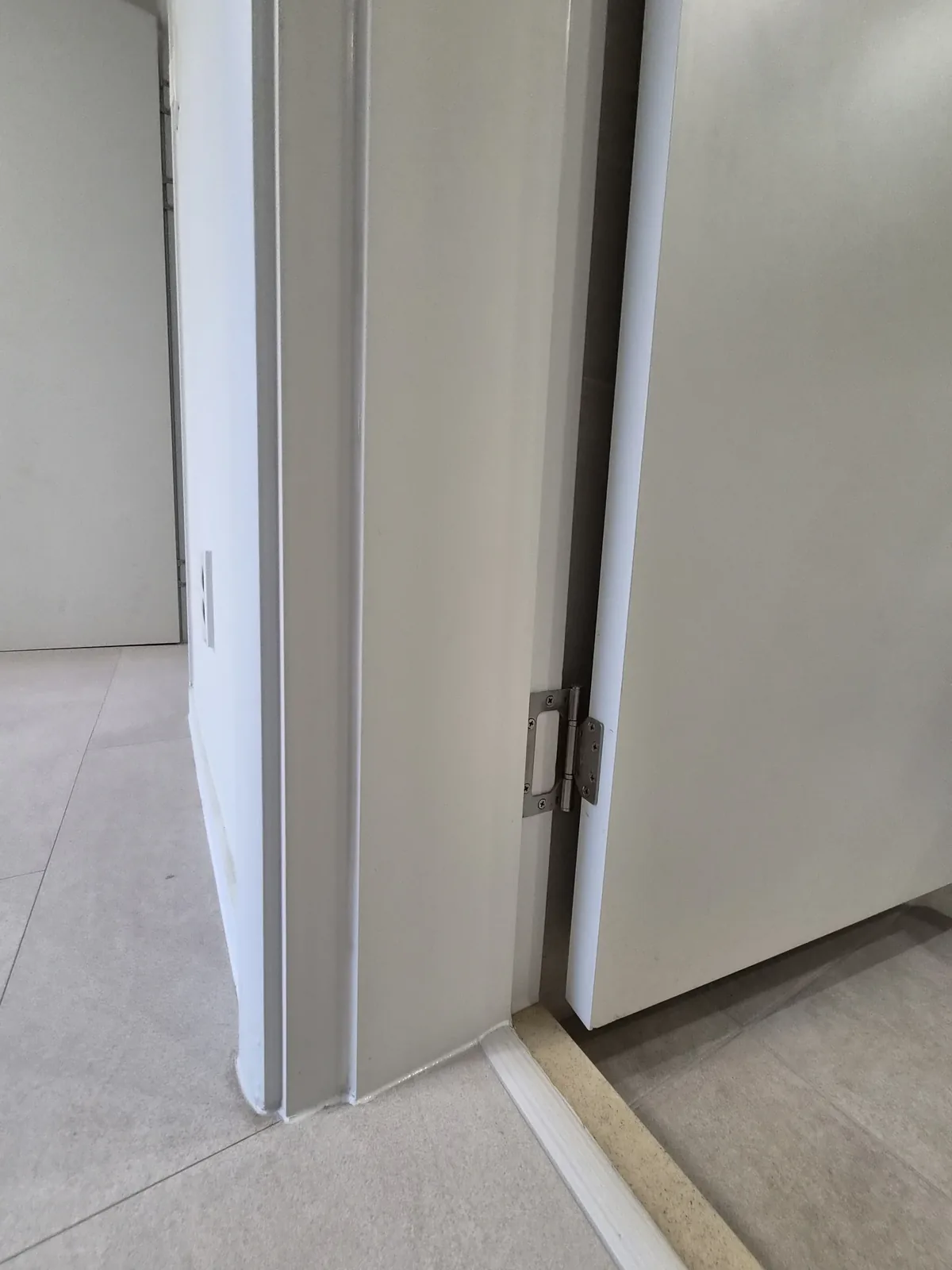 성북구 걸레받이 교체 참고 사진: 문틀 하단과 바닥 경계가 만나는 부분